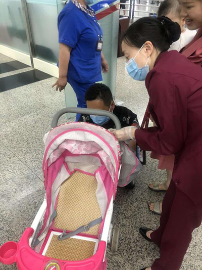 圖片1.png“真情服務(wù)”是讓旅客更加安心、放心、舒心的出行。行查室作為部門進(jìn)港服務(wù)的最后一個(gè)環(huán)節(jié)，在日常工作中也很注重服務(wù)細(xì)節(jié)。6月10日，行查室工作人員幫助旅客打開嬰兒車，為她排憂解難。.png