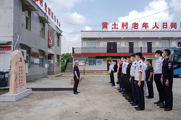 “助力鄉(xiāng)村振興，踐行艱苦奮斗” 將新員工黨性教育活動搬到對口幫扶村1.jpg