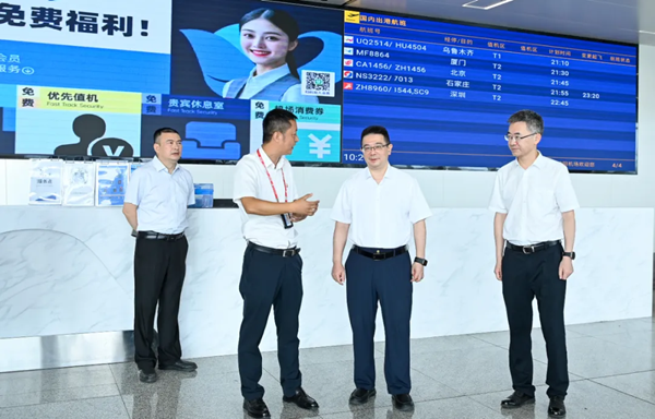 李云在綿陽機(jī)場(chǎng)集團(tuán)調(diào)研